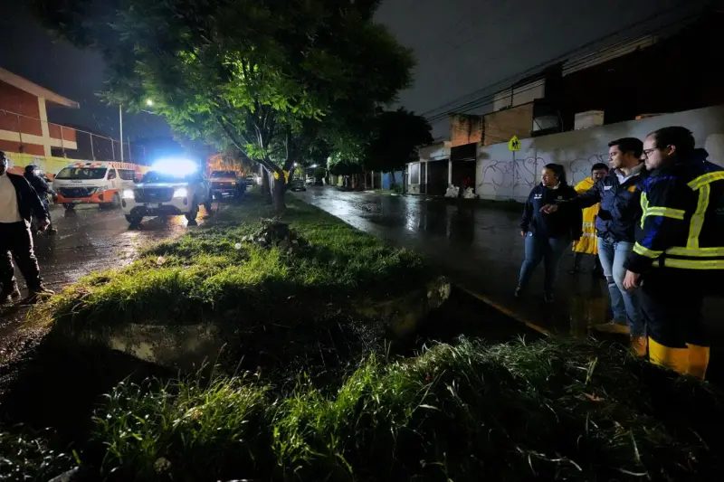 Supervisa Felifer Macías atención por lluvias en Villas de Santiago