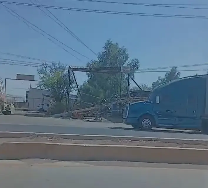 Tráiler derriba poste de energía y deja sin luz a 600 personas en comunidades del Valle de Mexicali
