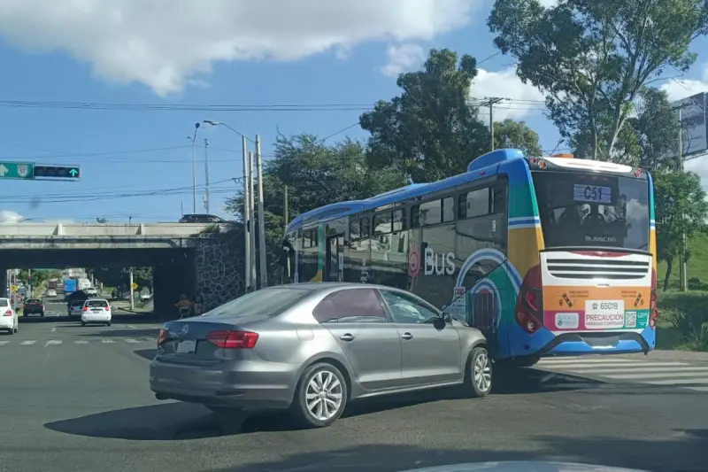 ¡Circula con cuidado! Choque vehicular ocasiona tráfico lento en carretera México-Querétaro