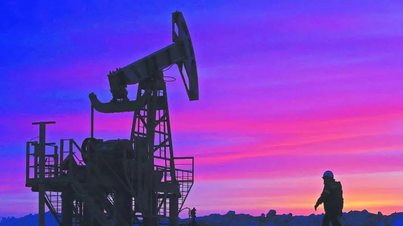 Petróleo abre a la baja mientras operadores evalúan los riesgos del conflicto entre EU e Irán
