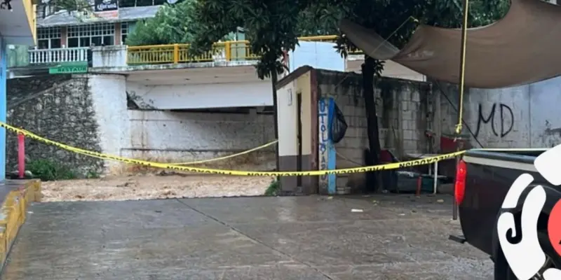 Cierran puente de Ahuacatlán tras lluvias en la Sierra Gorda; reportan unidades arrastradas