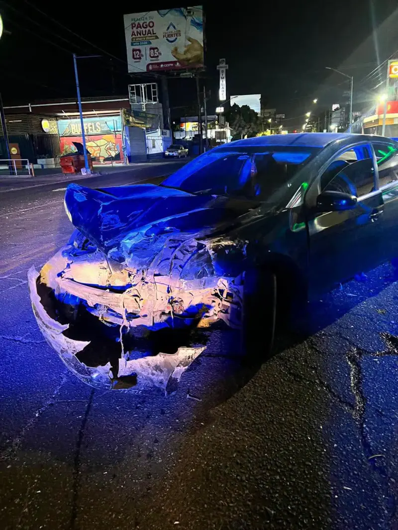 Se pasa semáforo, choca contra carro y termina contra barda de gasolinera en la Independencia