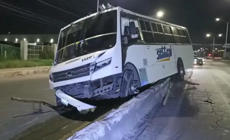 Vence el sueño a operador de transporte de personal y termina incrustado en puente de Ramos Arizpe