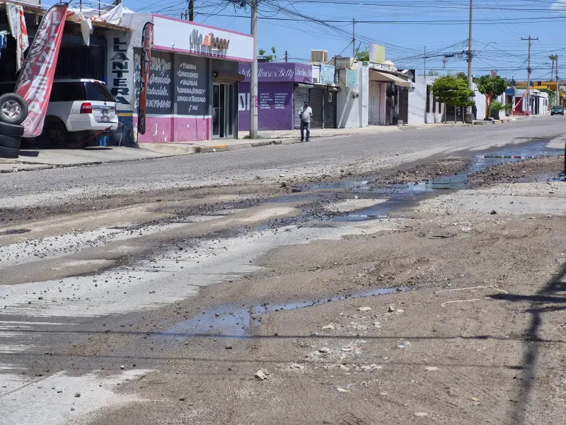 Colonia López Portillo enfrenta daños severos en pavimento tras fuertes lluvias y acumulación de basura