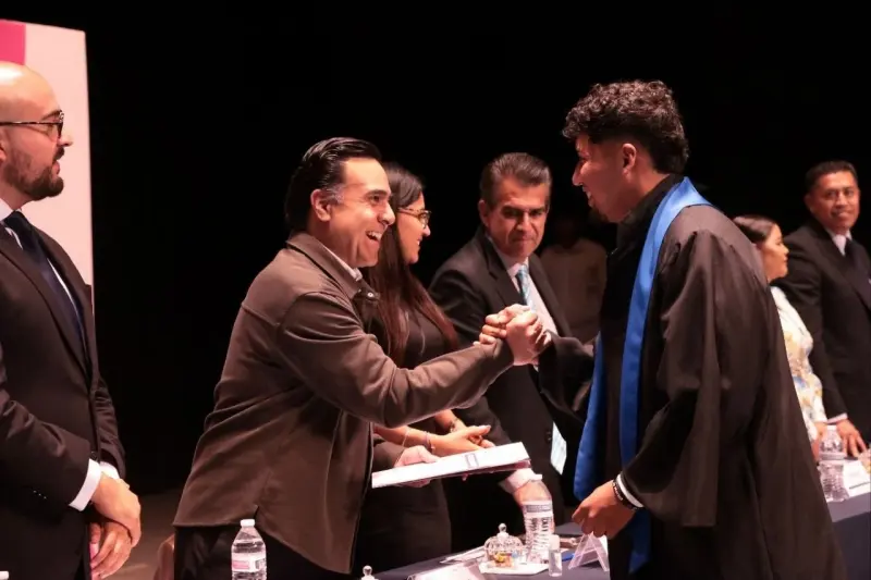 “Es un camino cuesta arriba, pero lo merecen”: Luis Nava despide a nueva generación del COBAQ