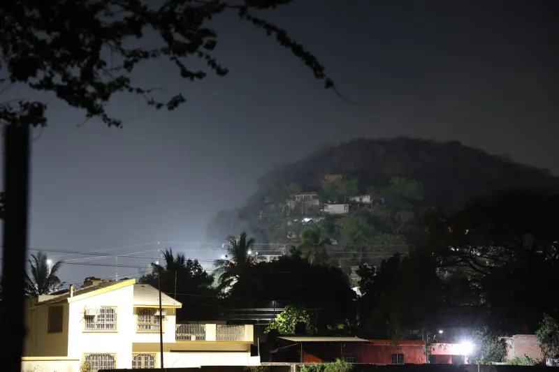 Humo del incendio en el basurón de Mazatlán vuelve a afectar a la ciudad