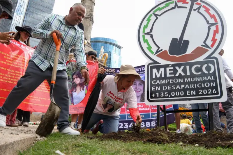 Desaparece antimonumento por los desaparecidos en Reforma; captan cómo lo quitaron