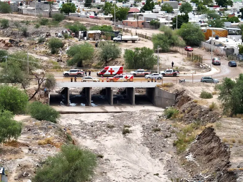 Continúa operativo de búsqueda de persona arrastrada por corriente en arroyo Lázaro Cárdenas de Hermosillo