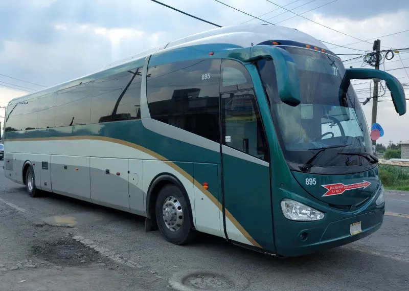 Suspenden ruta de Flecha Roja hacia Toreo; usuarios quedan varados