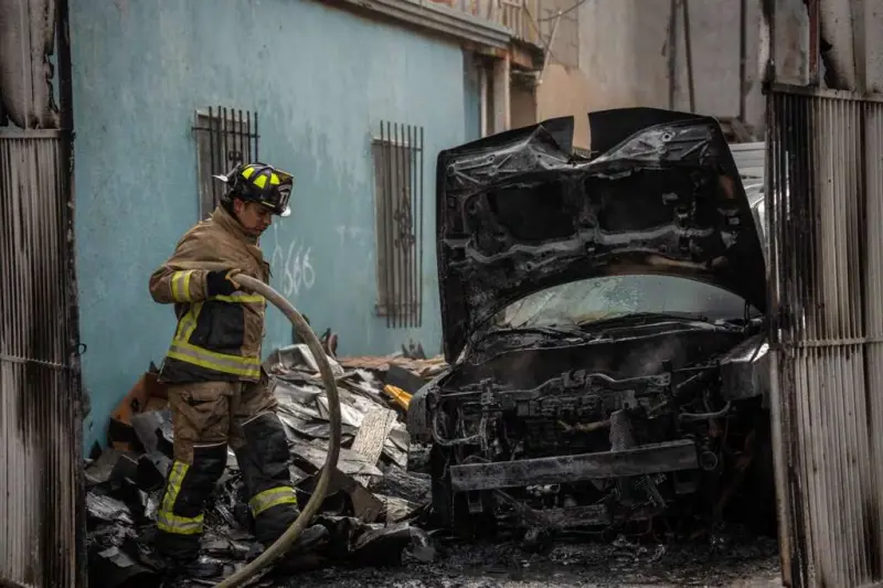 Incendio consume vehículo en la colonia San Ángel