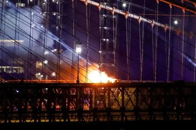 Se incendia puente de Brooklyn por fuegos artificiales