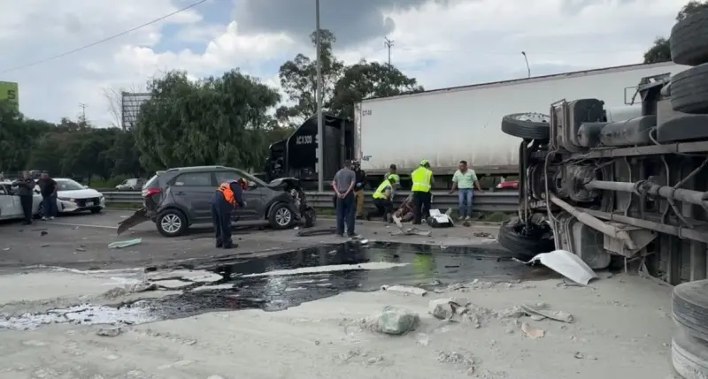 Camión destroza 12 vehículos