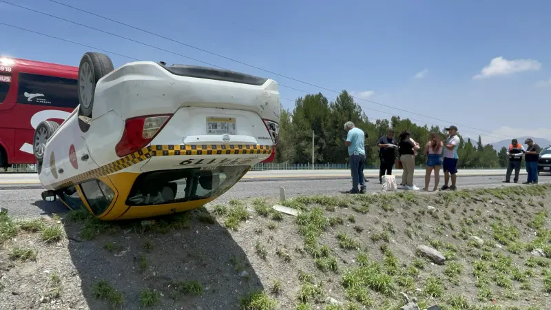 Trailero lo deja con las llantas para arriba en Ramos Arizpe