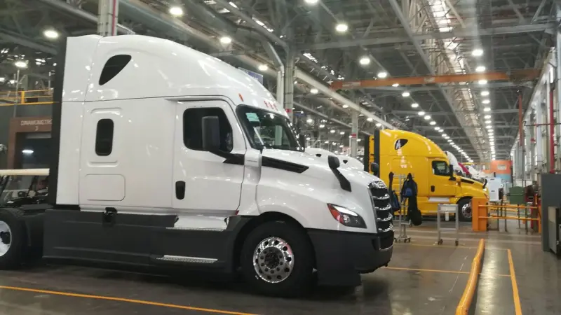 Freightliner recorta 45% su producción en Coahuila por menor demanda en EU