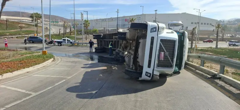 Vuelca tráiler cargado con carne congelada sobre carretera Tijuana-Ensenada