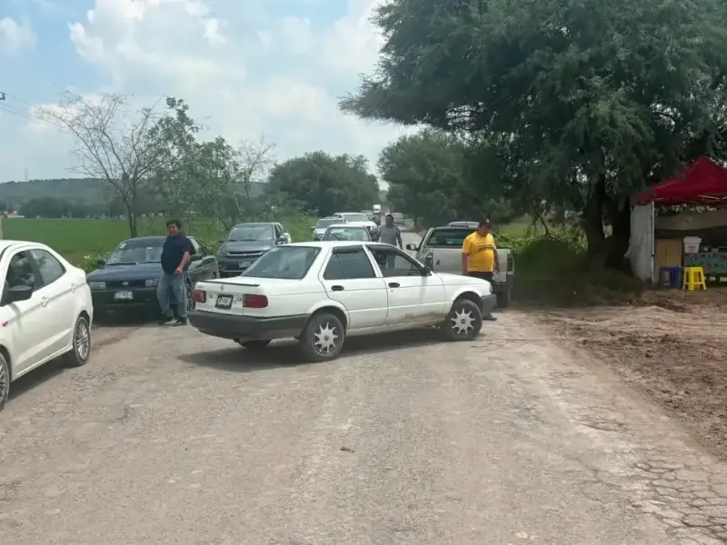 Pobladores bloquean camino en Pedro Escobedo y Colón por incumplimiento que atribuyen a Sedena en obra del tren
