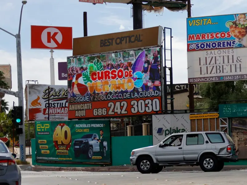 Más de 55 pantallas publicitarias ya fueron regularizadas en Mexicali; supervisan que no deslumbren
