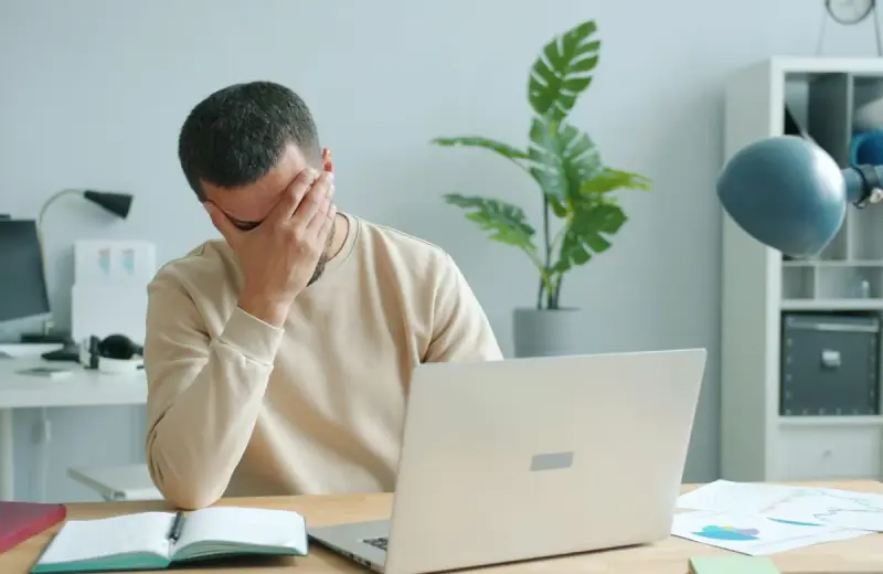 Trabajar sin descanso puede ser una señal de un padecimiento emocional que afecta la salud mental y la calidad de vida, según la psicología