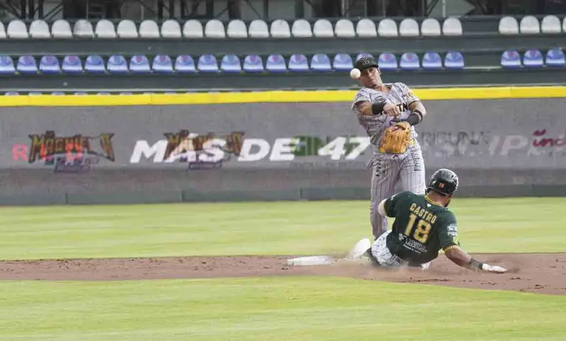 Leones y Pericos dividen honores en doble cartelera