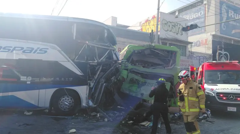 Investigan falla mecánica en accidente entre camiones en Centro de Monterrey