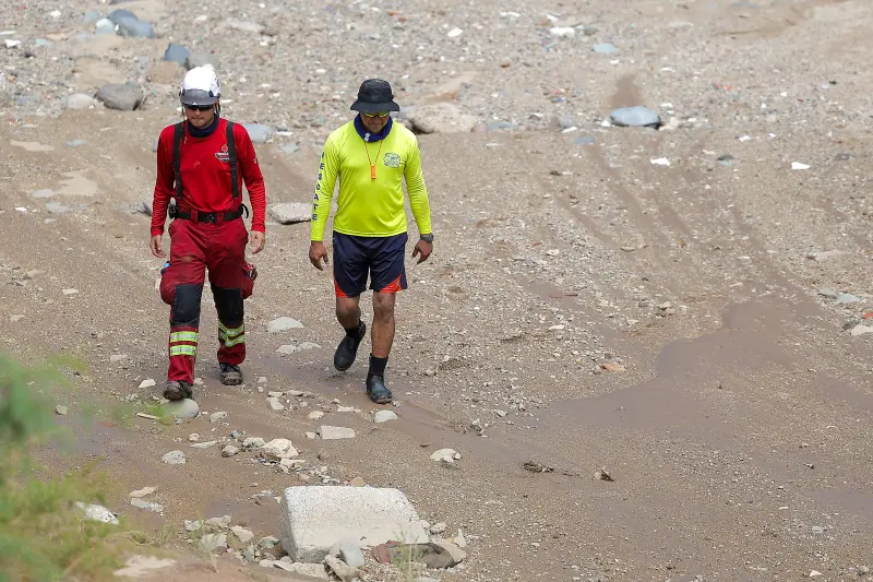 Bomberos emiten recomendaciones para evitar tragedias durante las lluvias mientras continúa la búsqueda de adulto mayor que cayó en arroyo