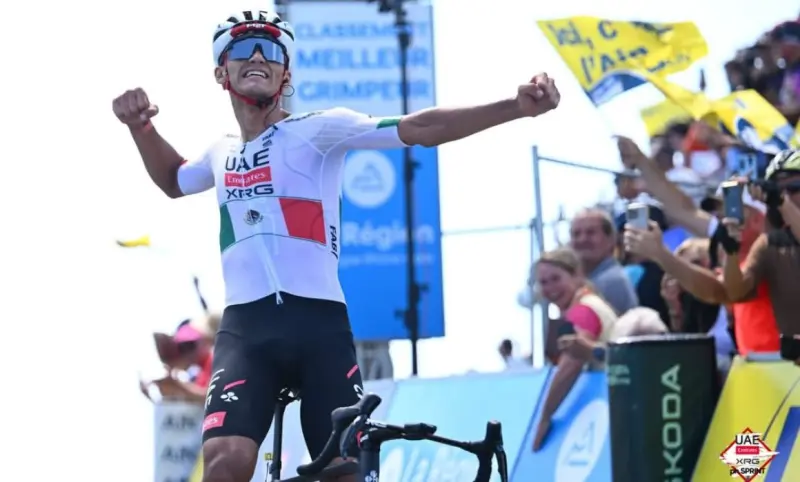 Hace historia Isaac del Toro al ganar etapa del Tour de Francia