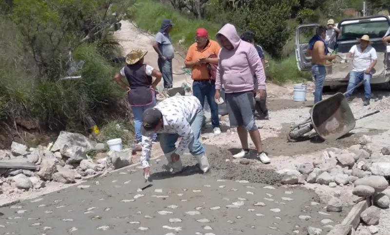 Cansados de esperar, ciudadanos reparan por su cuenta las calles en Tepeji