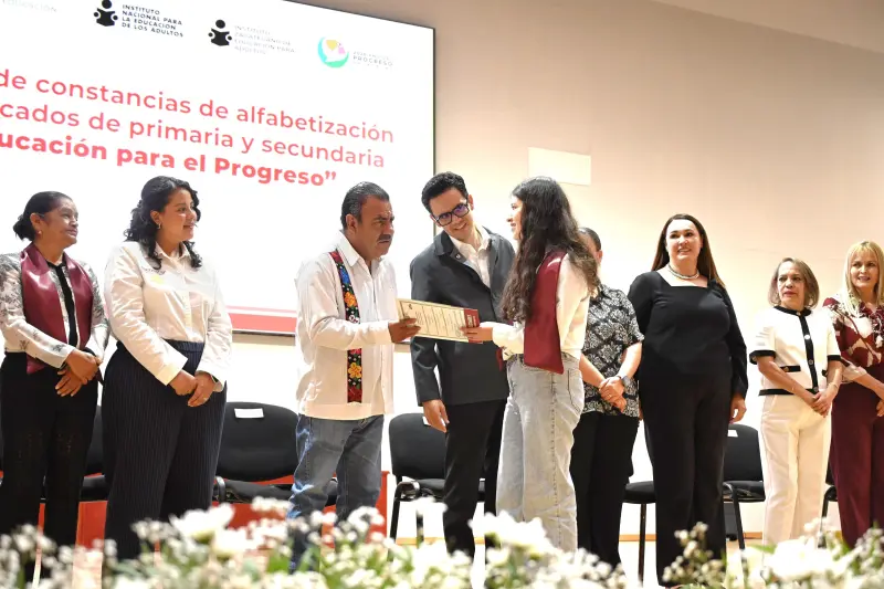 Encabeza INEA entrega de certificados de estudios en Zacatecas