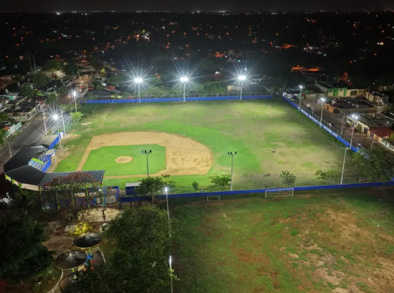 Modernizan alumbrado de canchas, parques y calles de Mérida