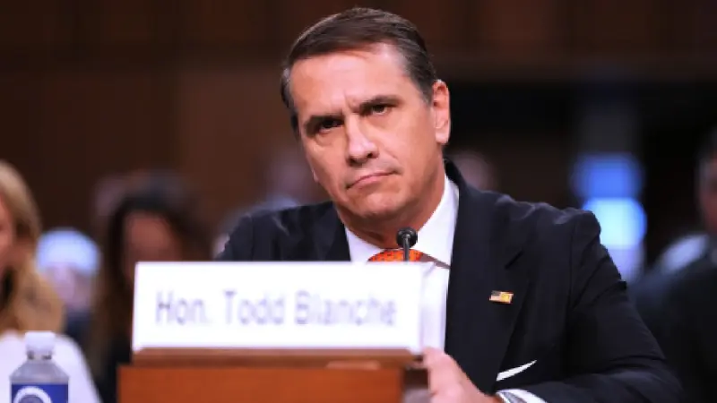 Trump amaga con retirar la nominación de Todd Blanche