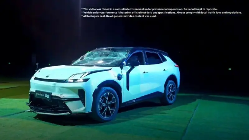 Lynk &amp; Co llevó las pruebas de choque a otro nivel: un pie robótico de 6 toneladas pateó su SUV