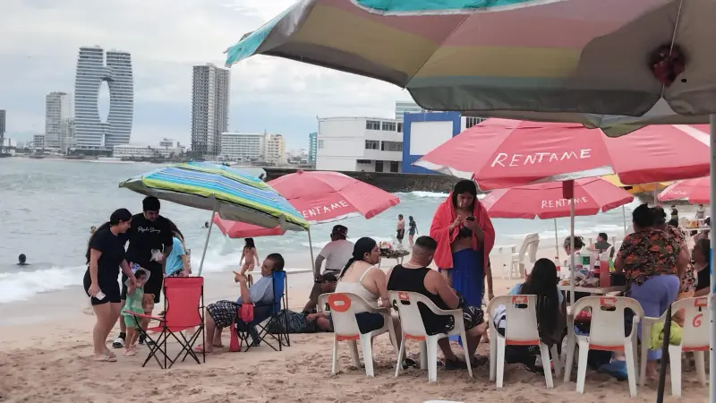 Mantiene la Playa Pinitos, en Mazatlán, gran afluencia de visitantes por temporada vacacional