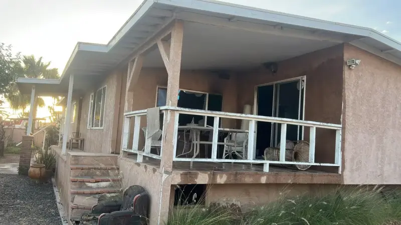Mujer resulta con quemaduras graves tras incendio en vivienda de El Pescador en Rosarito