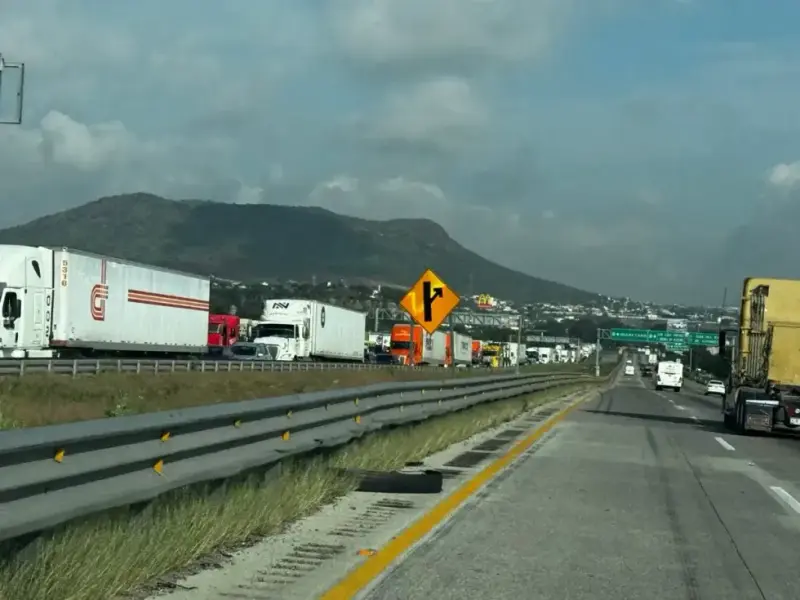 Tráfico detenido en autopista Mexico Queretaro: filas de San Juan del Río a Palmillas