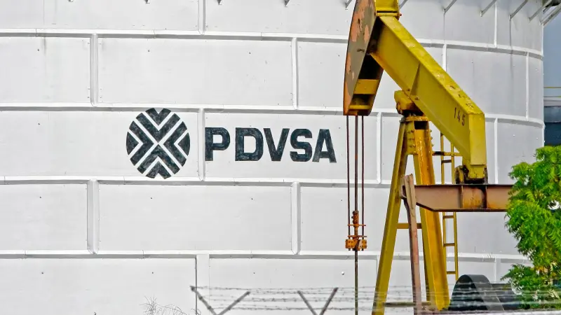 Venezuela publica reglas de regulación petrolera y ponen fin al control de PDVSA