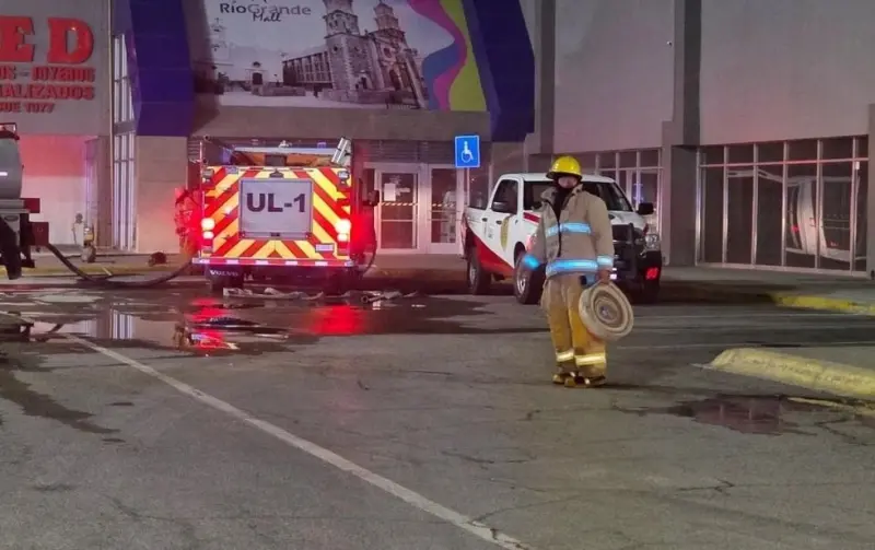Incendio en joyería obliga a evacuar supermercado y casino