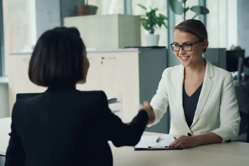 Cómo triunfar en una entrevista de trabajo en 90 segundos, según experto de comunicación