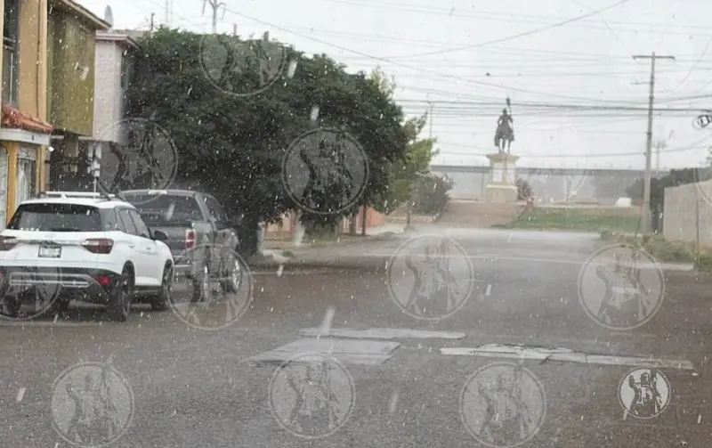 Se registran lluvias en la ciudad en medio de un clima caluroso