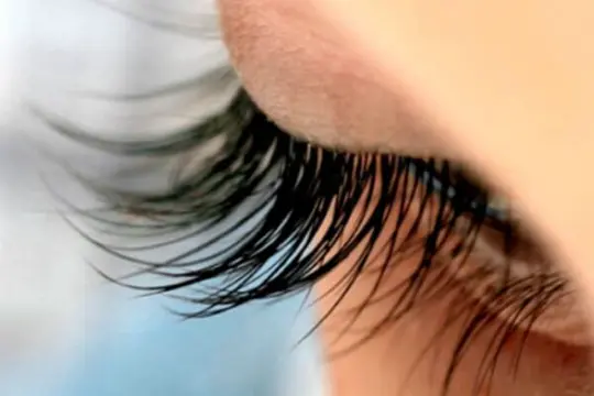 Con la máscara transparente de Sensilis, transforma pestañas y cejas en segundos