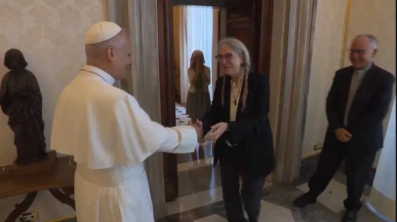 Recibe el Papa León XIV a la sacerdotisa del rock, Patti Smith