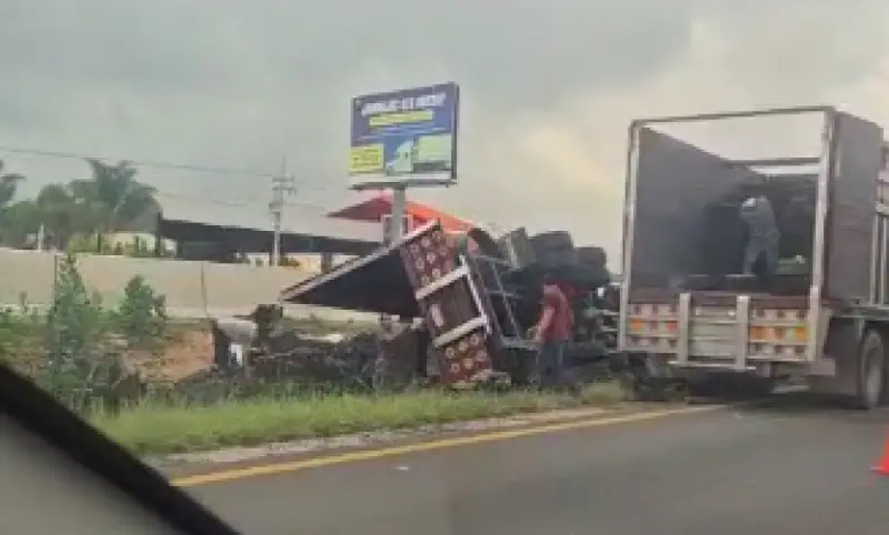 Vuelca camión de carga en la México–Querétaro