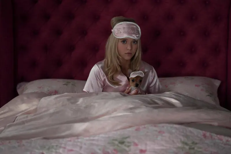 Quería que 'Elle' me gustase, pero creo que la precuela de 'Una rubia muy legal' es una serie genérica de instituto