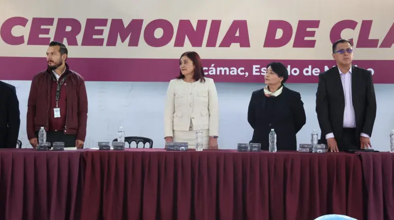 Entrega Rosi Wong obras en escuelas durante graduaciones en Tecámac