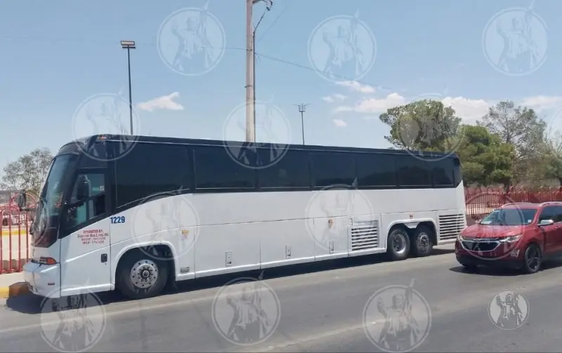 Lleva horas obstruyendo tráfico camión de excursión por falla