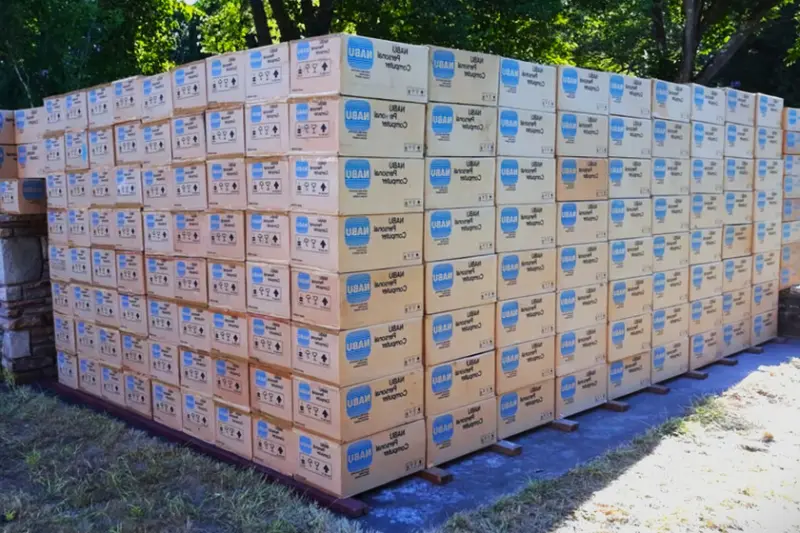 Guardó más de 2,200 computadoras en un granero durante 23 años. Terminó vendiéndolas en eBay por menos de 2,000 pesos