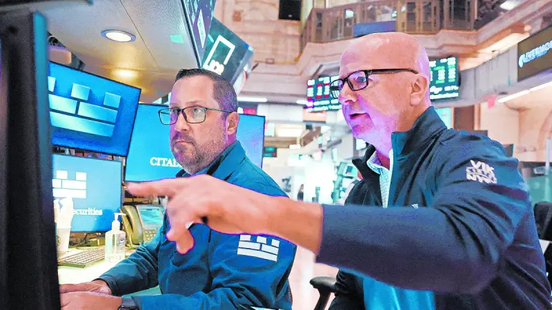 Wall Street cierra mixto por caída de fabricantes de chips; Coca-Cola impulsa al Dow Jones