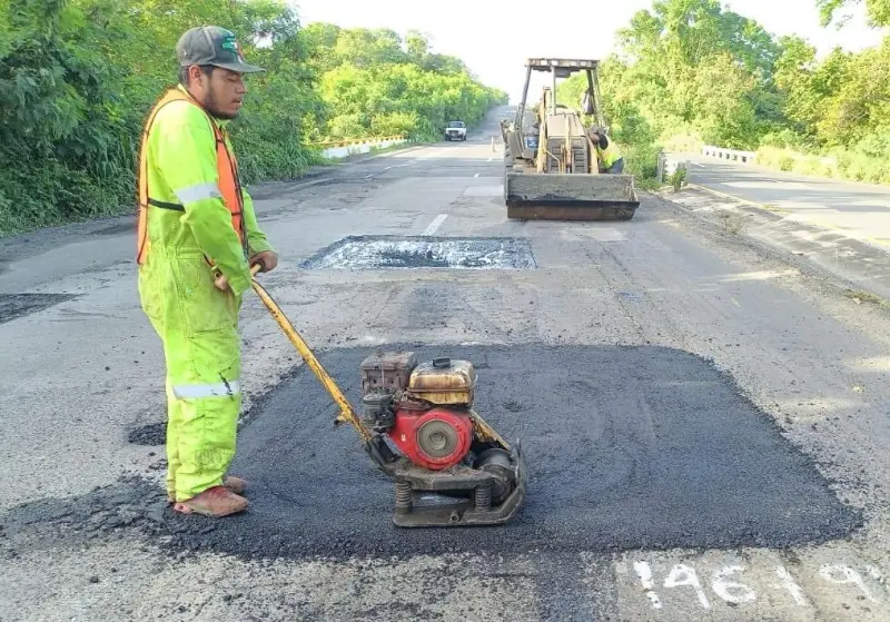 Fortalece SICT conservación carretera federal libre de peaje en Veracruz 