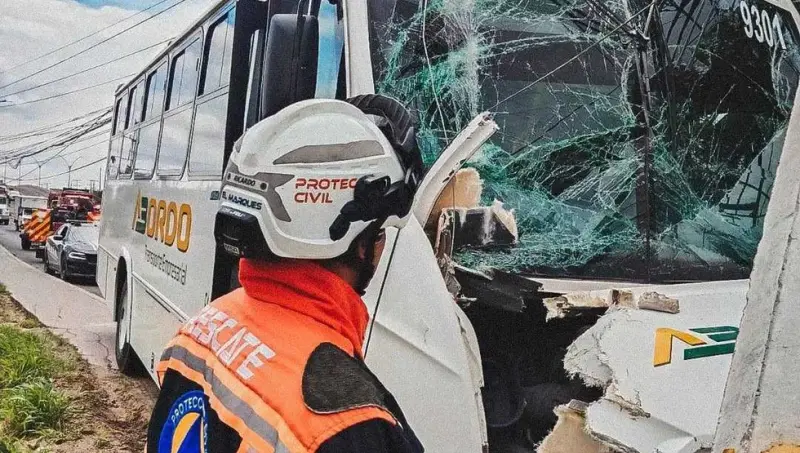Camión de personal impacta poste eléctrico en carretera 200 de El Marqués