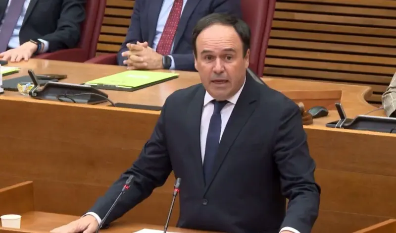 El dilema de Feijóo: mantener a Pérez Llorca o abrir una batalla por el relevo