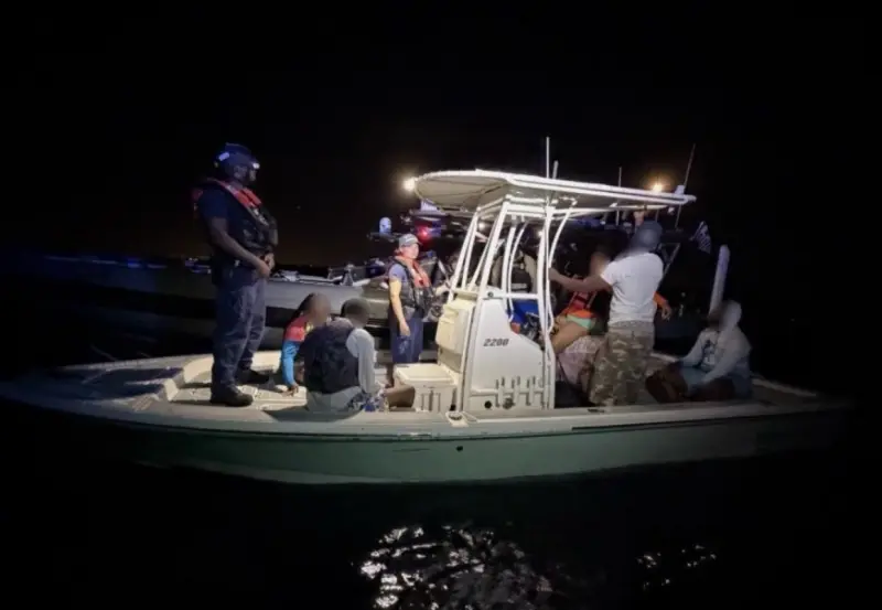Intercepta Guardia Costera barco en Miami y traslada a 5 extranjeros